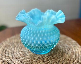Jarrón ancho vintage Fenton Hobnail con cuello con volantes en azul opalescente y aguamarina, 5 x 6 pulgadas, vidrio soplado a mano