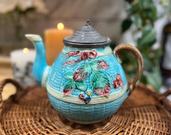 Tetera antigua de mayólica con tapa de peltre, hojas y bayas, finales del siglo XIX, tetera victoriana, verde azulado y rojo