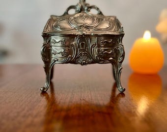 Joyero antiguo de peltre bañado en plata, tocador estilo victoriano, tocador, plato para baratijas, estilo rococó ornamentado, 6" x 5,5"