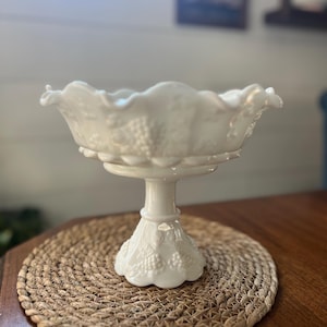 Vintage Westmoreland Bell Footed Lipped Bowl 9.5 x 8