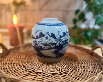 Jarrón chino antiguo de porcelana azul y blanca con doble círculo marcado: escena de pueblo única con detalle de ovni
