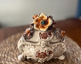 Joyero con tapa y flores de porcelana estilo Capodimonte vintage