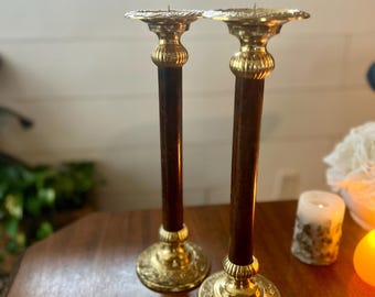 Candelabros vintage de latón y madera sintética, juego de (2) candelabros de estilo clásico de columna de metal con acabado de madera sintética con detalles de latón de 16"