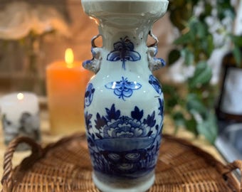 ¡RARO! Jarrón de porcelana azul y blanca de la dinastía Qing con motivos de mariposas y peonías