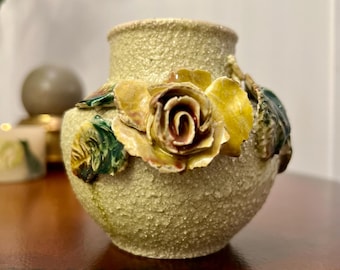 Pequeño jarrón vintage de mayólica esmaltada en arena con rosas y hojas de barbotina