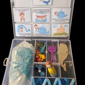 JONAS e a baleia, peixe grande, kit de viagem com massinha de modelar, brincadeira sensorial com história bíblica, versículo para memorizar, cartões de história