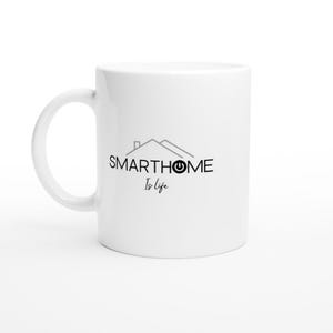 Op de afbeelding: Witte keramische mok met een zwart en grijs logo met de tekst "SMART HOME is life". Het logo toont een huis met een aan/uit-knop erin.