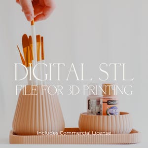 以下が含まれることがあります： 3Dプリント用のデジタルSTLファイル。ピンクのセラミック製のブラシホルダー、小さなピンクのセラミック製のボウル、塗料のボトル2本が写っています。画像には「DIGITAL STL FILE FOR 3D PRINTING」というテキストが表示されています。「Includes Commercial License」というテキストも画像に表示されています。