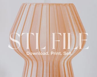 Op de afbeelding: Een 3D-geprinte, perzikkleurige, moderne lamp met een geribbeld ontwerp. De lamp heeft een brede basis en een smalle hals. De tekst "STL FILE Download. Print. Sell. Modern Lamp With Insert" is op de lamp gedrukt.
