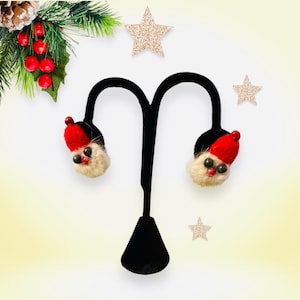 Vintage midden van de eeuw 1950 kerst kitschmas hand gebreide kerstman rood wit angora garen schroef terug oorbellen kralen