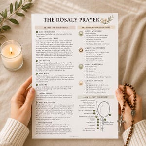 Peut inclure: Un guide imprimé intitulé THE ROSARY PRAYER présentant deux colonnes de texte. La partie gauche liste des prières comme le Credo et le Je vous salue Marie. La partie droite détaille les mystères joyeux, douloureux, glorieux et lumineux.
