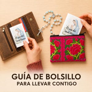 May include: A brown leather wallet, a light blue beaded rosary with a silver crucifix, and a small pink and green floral embroidered pouch. Two white prayer cards feature an illustration of the Virgin Mary and the text El rezo del Santo Rosario.