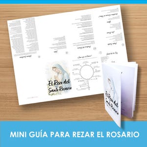 Op de afbeelding: Een wit boekje en een vel papier met de tekst "El Rezo del Santo Rosario" en illustraties van een rozenkrans en een religieuze figuur. Het boekje is open en onthult extra tekst en afbeeldingen. De zin "MINI GUÍA PARA REZAR EL ROSARIO" staat onderaan.