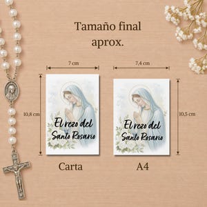 May include: A white rosary with a silver crucifix and two rectangular prayer cards featuring an illustration of the Virgin Mary and the text El rezo del Santo Rosario. The cards measure 7 cm by 10.8 cm for Carta and 7.4 cm by 10.5 cm for A4.