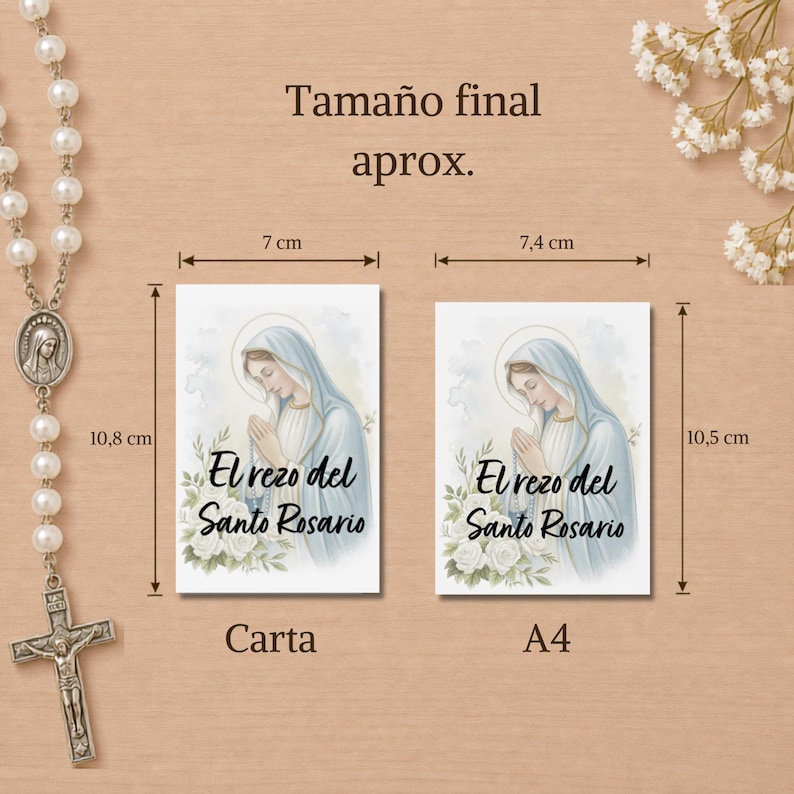 May include: A white rosary with a silver crucifix and two rectangular prayer cards featuring an illustration of the Virgin Mary and the text El rezo del Santo Rosario. The cards measure 7 cm by 10.8 cm for Carta and 7.4 cm by 10.5 cm for A4.