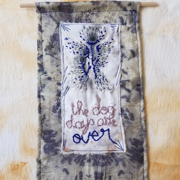 Decoration murale eco-impression eco teinture broderie "Dog Days are over" - ecodye and embroidery on silk one of a kind fiber art.