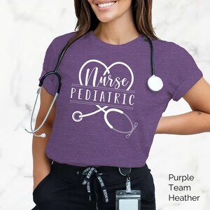 Pädiatrische Krankenschwester T-Shirt, Herz Stethoskop T-Shirt, medizinisches Personal Shirt, Geschenk für das Krankenschwester, Abschlussgeschenk für Krankenschwester, Krankenhausuniform Top