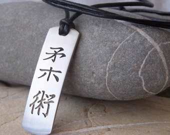 Jujitsu/ Jiu jitsu en Kanji - Pendentif en acier inoxydable sur collier d’art martial en cuir naturel pour hommes/femmes.