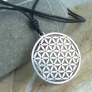 Levensbloem - roestvrijstalen hanger aan natuurlijk lederen koord heren- of damesketting met heilige geometrie.