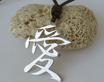 Ciondolo Love Kanji: collana in acciaio inossidabile, cordino in pelle