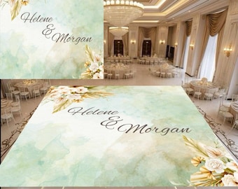 Può includere: Una pista da ballo per matrimoni verde chiaro e bianca con i nomi "Helene & Morgan" in corsivo. Composizioni floreali con rose bianche ed erbe secche adornano gli angoli. La pista da ballo è in una grande sala da ballo.