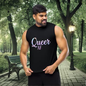 Chemise musculaire Queer AF - Haut luxe pastel, tourbillons arc-en-ciel, débardeur impertinent et féroce, t-shirt affirmatif LGBTQ+