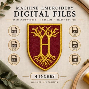 Puede incluir: Un archivo digital de bordado a máquina con un emblema en forma de escudo sobre fondo rojo oscuro y un motivo de árbol bordado en oro con forma de letra H. El texto dice MACHINE EMBROIDERY DIGITAL FILES, 4 INCHES y 6 FORMATS.
