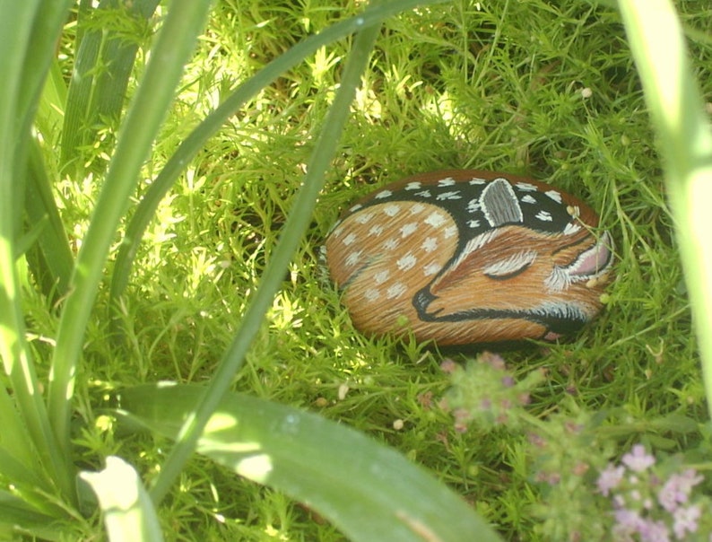 Miniature animal for fairy garden, sleeping whitetail fawn, deer, DIY terrariums, ooak painted rocks, home & living decor, rustic woodland immagine 1
