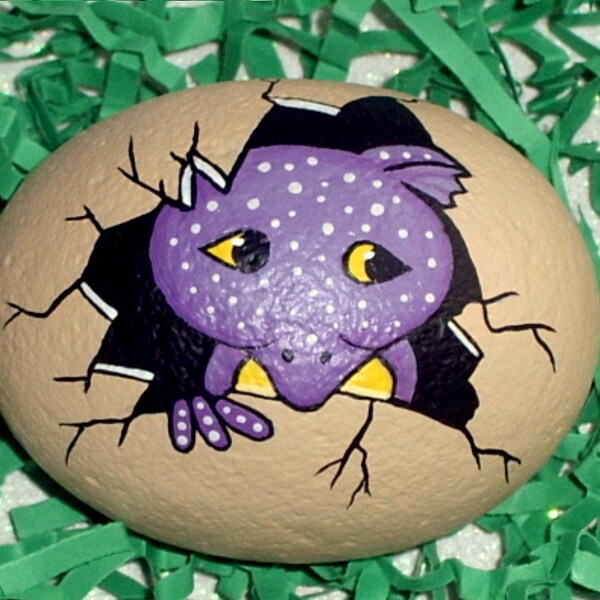 Custom listado por Marion Martin, huevo de dragón bebé, mano pintó roca por Rockartiste en Etsy