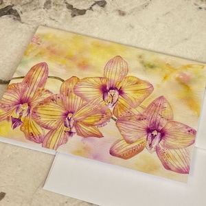 Cartão de felicitações em branco com orquídea aquarela Phalaenopsis Jupiter