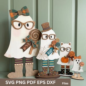 Op de afbeelding: Een set van vier houten spookdecoraties met witte lichamen, brillen en diverse accessoires waaronder geruite strikken, hoge hoeden, lolly's, pompoenen en bordjes met de tekst BOO en Treat.
