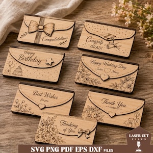 Peut inclure: Ensemble de porte-cartes de vœux en bois découpés au laser avec des messages tels que « Félicitations », « Joyeux anniversaire » et « Merci ». Chaque carte présente des éléments décoratifs comme des nœuds, des fleurs et des cœurs. Les cartes sont en bois clair.