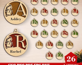 Può includere: Un set di 26 decorazioni natalizie in legno con un design a pupazzo di neve e una lettera dell'alfabeto. Le decorazioni sono di vari colori, tra cui rosso, verde e marrone. Le decorazioni sono perfette per aggiungere un tocco personalizzato al tuo albero di Natale.