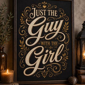 Może przedstawiać: Prostokątna oprawiona dekoracja ścienna z czarnym tłem oraz ozdobnymi złotymi i białymi detalami. Napis "JUST THE Guy WITH THE Girl" wykonano stylizowaną czcionką kaligraficzną. Rama jest ciemnobrązowa i posiada wyczuwalną fakturę.