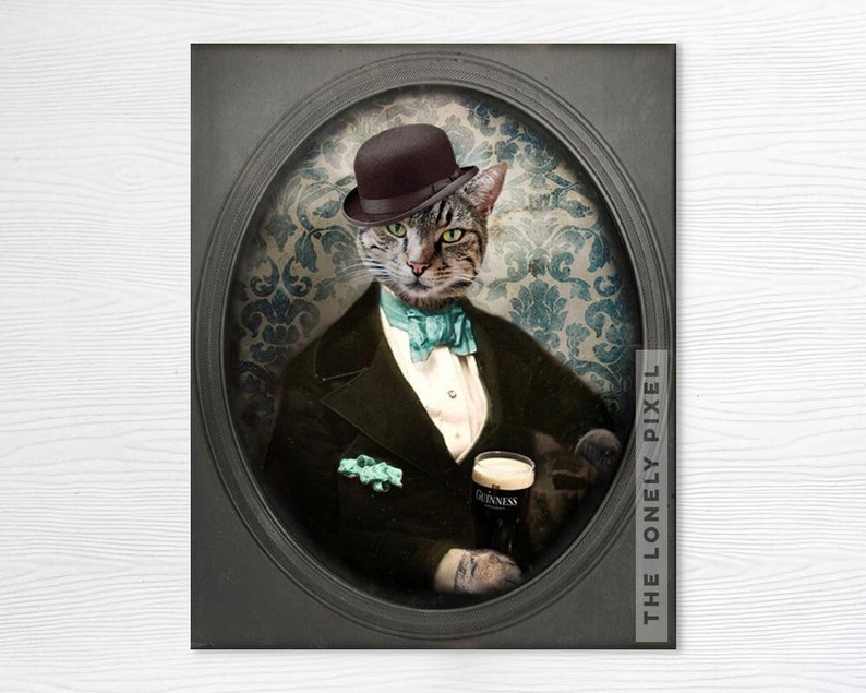 Puede incluir: Un gato con un sombrero bomb&iacute;n negro y un esmoquin sostiene un vaso de cerveza Guinness. El gato est&aacute; sentado en un retrato enmarcado con un fondo estampado azul y blanco.