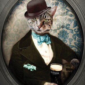 Puede incluir: Un gato con un sombrero bomb&iacute;n negro, una pajarita azul y una chaqueta de traje negra sostiene un vaso de cerveza Guinness. El gato est&aacute; sentado en un retrato enmarcado con un fondo floral azul y blanco.