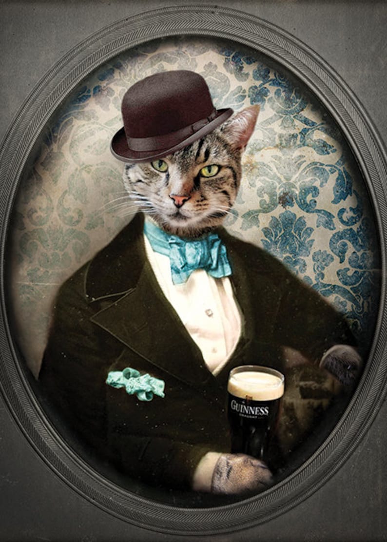 Puede incluir: Un gato con un sombrero bomb&iacute;n negro, una pajarita azul y una chaqueta de traje negra sostiene un vaso de cerveza Guinness. El gato est&aacute; sentado en un retrato enmarcado con un fondo floral azul y blanco.