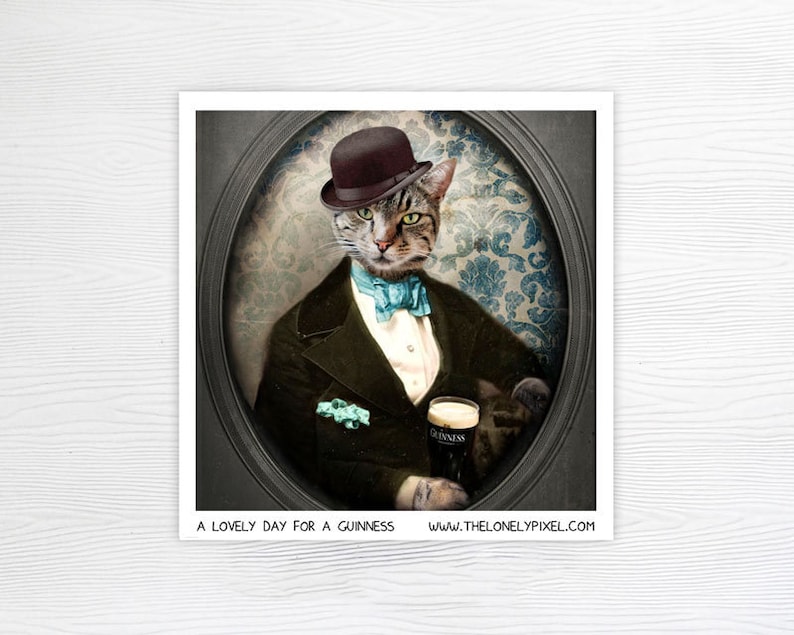 Peut inclure: Un chat portant un chapeau melon noir et un n&oelig;ud papillon bleu tient un verre de bi&egrave;re Guinness. Le chat est v&ecirc;tu d'un costume marron avec une chemise blanche et un mouchoir de poche bleu. L'arri&egrave;re-plan est un papier peint &agrave; motifs bleu fonc&eacute; et or.