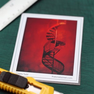 Peut inclure: Un escalier en colima&ccedil;on rouge et noir avec une bordure blanche. L'image est intitul&eacute;e "Cherry Twist" et le site Web "thelonelypixel.com" est imprim&eacute; sous l'image.