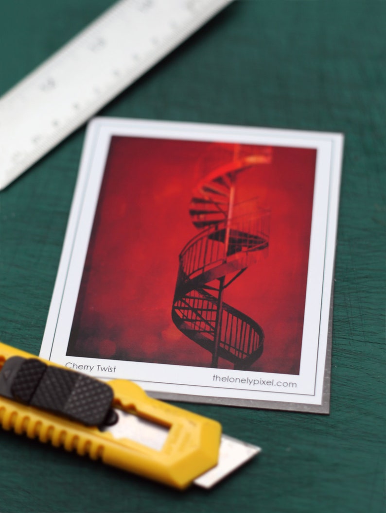 Peut inclure: Un escalier en colima&ccedil;on rouge et noir avec une bordure blanche. L'image est intitul&eacute;e "Cherry Twist" et le site Web "thelonelypixel.com" est imprim&eacute; sous l'image.