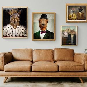 Puede incluir: Un sof&aacute; de cuero marr&oacute;n con cuatro cuadros enmarcados en la pared detr&aacute;s de &eacute;l. Las im&aacute;genes muestran una ardilla con una corona, un camello con un sombrero de copa y dos gatos en una pintura que recuerda a American Gothic.