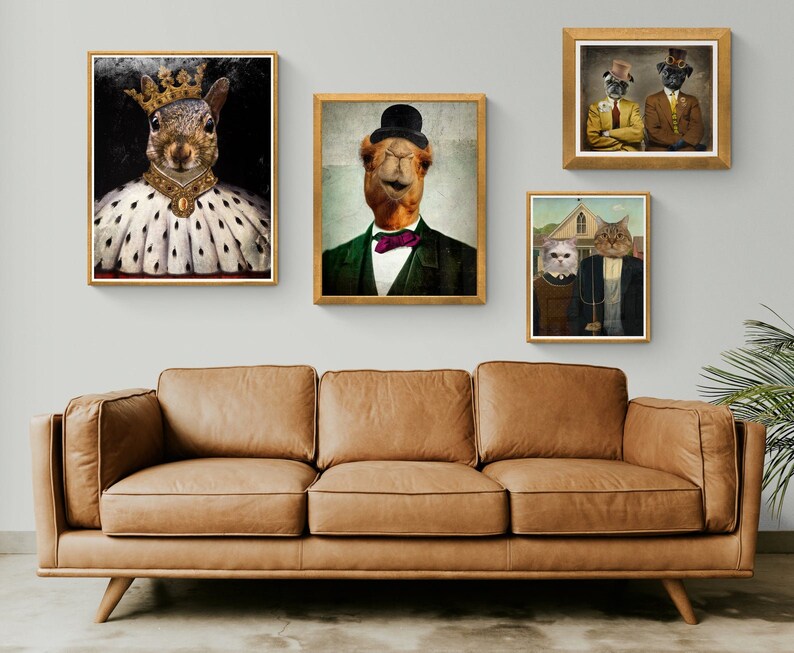 Puede incluir: Un sof&aacute; de cuero marr&oacute;n con cuatro cuadros enmarcados en la pared detr&aacute;s de &eacute;l. Las im&aacute;genes muestran una ardilla con una corona, un camello con un sombrero de copa y dos gatos en una pintura que recuerda a American Gothic.