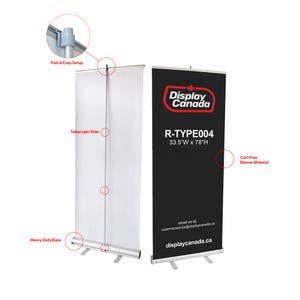 Puede incluir: Un soporte de banner retráctil blanco con un banner negro que muestra el texto "Display Canada" y "R-TYPE004 33.5"W x 78"H". El soporte de banner tiene un poste telescópico, una base resistente y un material de banner sin rizos.