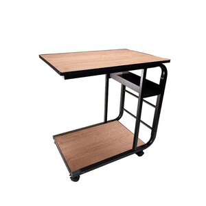 Puede incluir: Una mesa de metal negro con ruedas, con una tapa de madera y un estante. La mesa tiene un dise&ntilde;o curvo y es perfecta para espacios peque&ntilde;os.