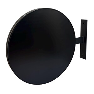 Könnte beinhalten: Ein kreisförmiges schwarzes Metallschild mit einer glatten, matten Oberfläche. Das Schild ist über einen kurzen horizontalen Arm an einer vertikalen, rechteckigen Montageplatte befestigt. Die Platte verfügt über zwei vorgebohrte Löcher.
