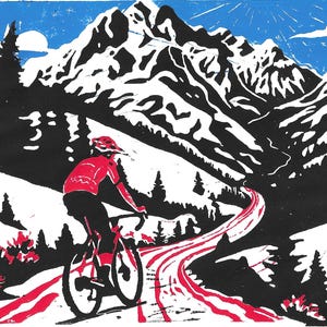 Puede incluir: Un grabado en madera en blanco y negro, rojo y azul muestra a un ciclista en bicicleta en una carretera sinuosa a través de montañas. El ciclista lleva casco y maillot rojos. El cielo es azul con nubes blancas.