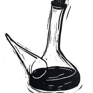 Puede incluir: Grabado en linóleo en blanco y negro de una jarra de vino. La jarra está llena de un líquido oscuro, posiblemente vino, y tiene un tapón de corcho. El diseño es una representación gráfica audaz de un recipiente clásico para servir vino.