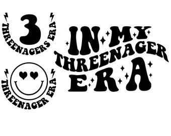 Könnte beinhalten: Schwarz-weißes digitales Design mit dem Text "IN MY THREENAGER ERA" in einer Retro-Schriftart. Das Design enthält die Zahl 3, ein Smiley-Gesicht mit Herzaugen und die Worte "THREENAGERS ERA" in einem Kreis.