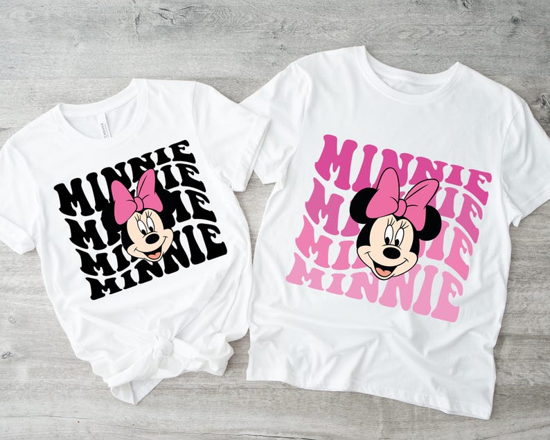 K&ouml;nnte beinhalten: Zwei wei&szlig;e T-Shirts mit einem schwarz-wei&szlig;en Minnie Mouse-Motiv auf dem einen und einem rosa-wei&szlig;en Minnie Mouse-Motiv auf dem anderen. Beide Shirts zeigen das Wort "Minnie" in einer Retro-Schrift wiederholt.