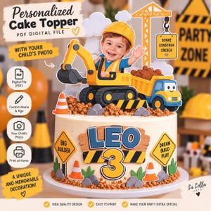 Könnte beinhalten: Ein personalisierter Tortenaufleger zum Thema Baustelle mit einem Kind im gelben Bauhelm in einem gelben Bagger, einem blauen Kipper, orangefarbenen Pylonen und Schildern mit der Aufschrift LEO 3, BIG BUILDER, DREAM BUILD PLAY und SONHE CONSTRUA CRESÇA.